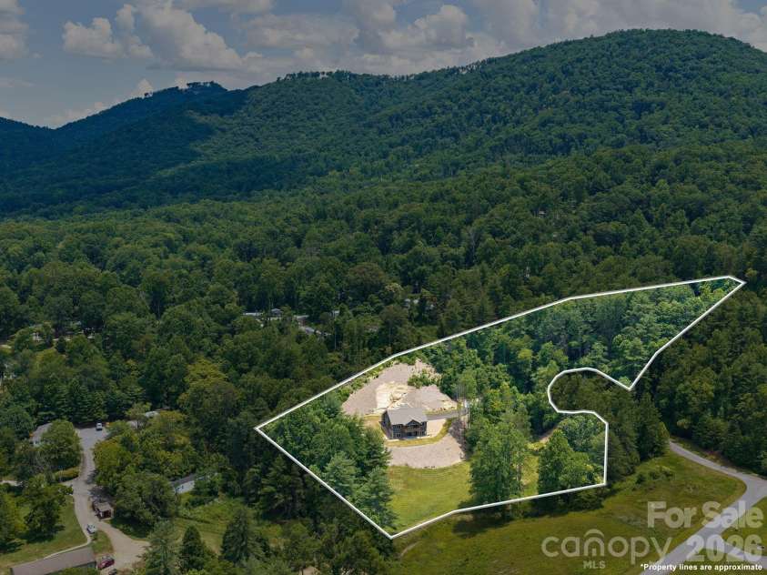 105 Sheila Wynne Drive, Hendersonville, NC 28732.  MLS# CAR4394668, YatesRealty ID 35580. 