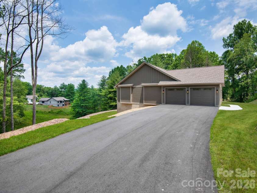 105 Sheila Wynne Drive, Hendersonville, NC 28732.  MLS# CAR4394668, YatesRealty ID 35580. 