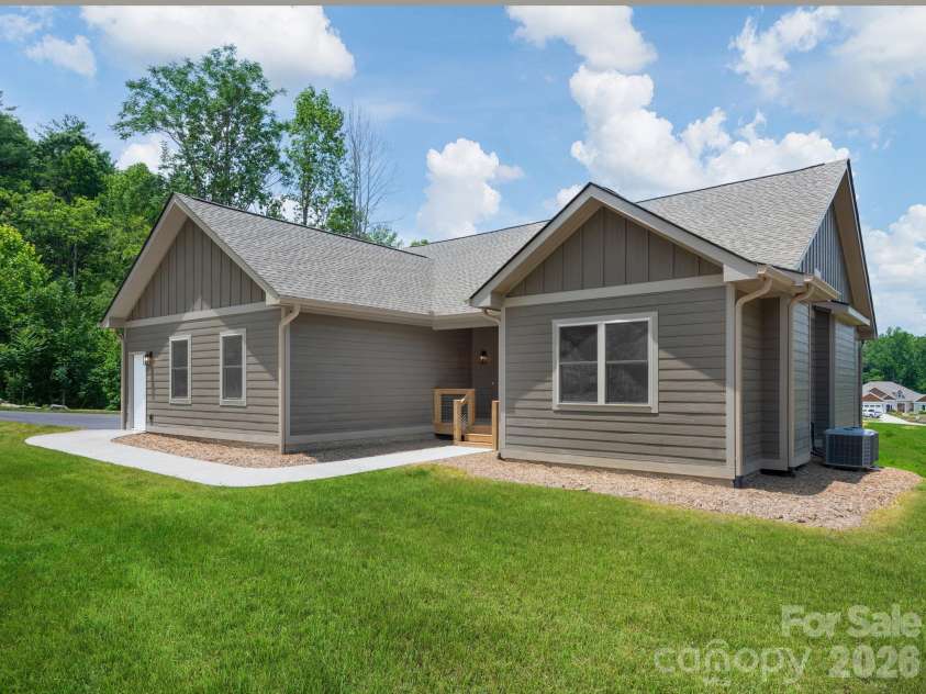105 Sheila Wynne Drive, Hendersonville, NC 28732.  MLS# CAR4394668, YatesRealty ID 35580. 