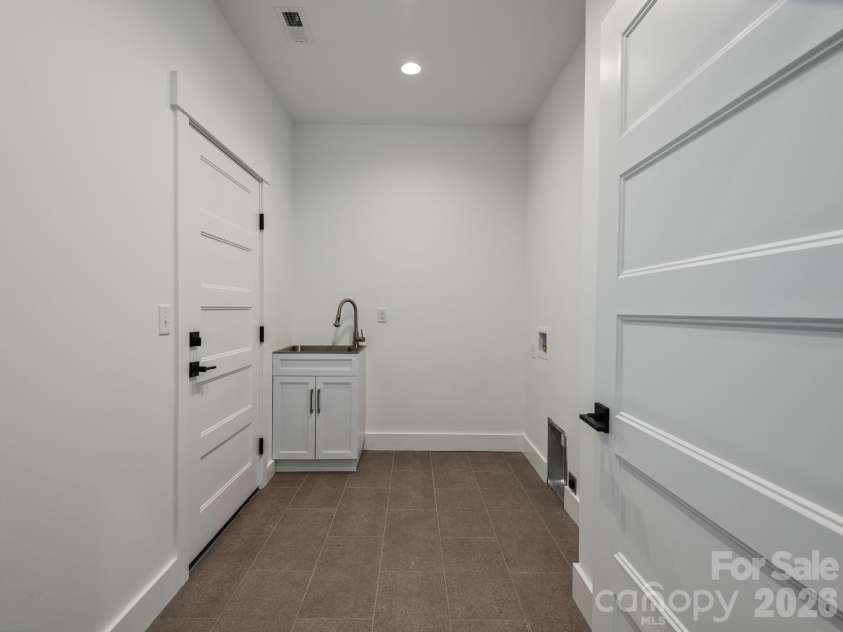 105 Sheila Wynne Drive, Hendersonville, NC 28732.  MLS# CAR4394668, YatesRealty ID 35580. Main level mudroom & laundry