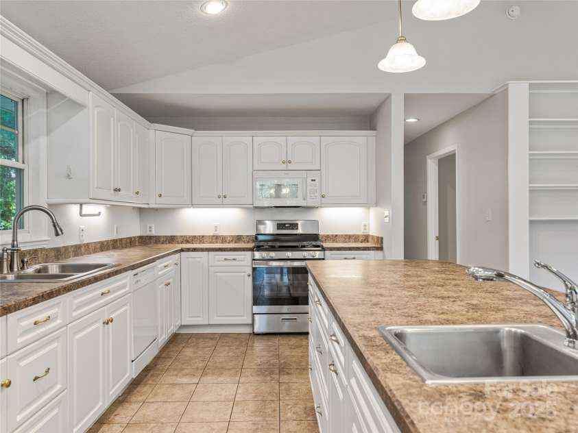 51 Baker Drive, Asheville, NC 28806.  MLS# CAR4296146, YatesRealty ID 35582. 