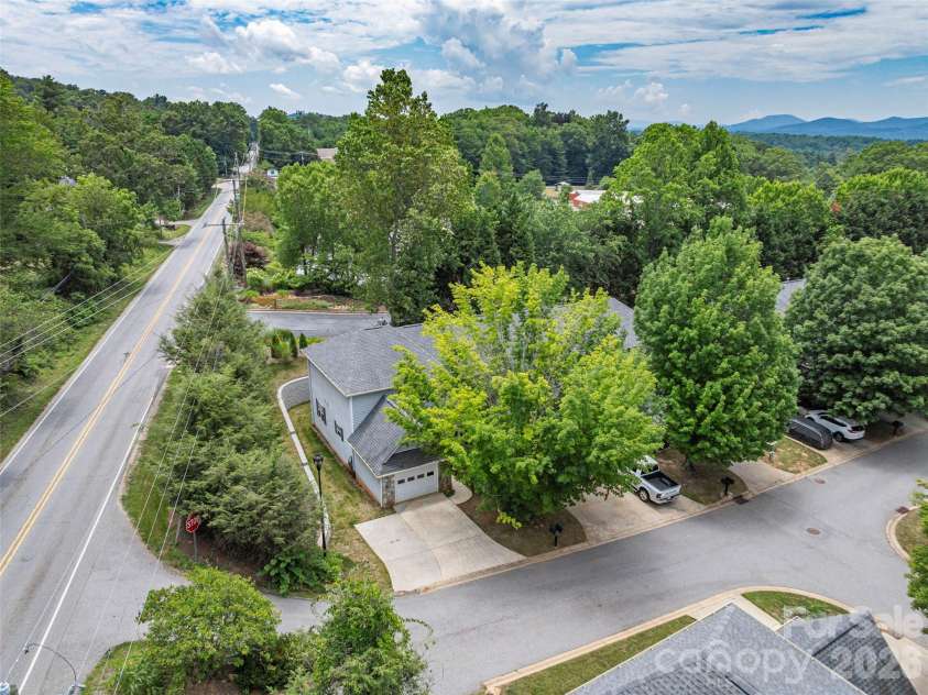 1 Willoughby Run Drive, Asheville, NC 28803.  MLS# CAR4400117, YatesRealty ID 35583. 