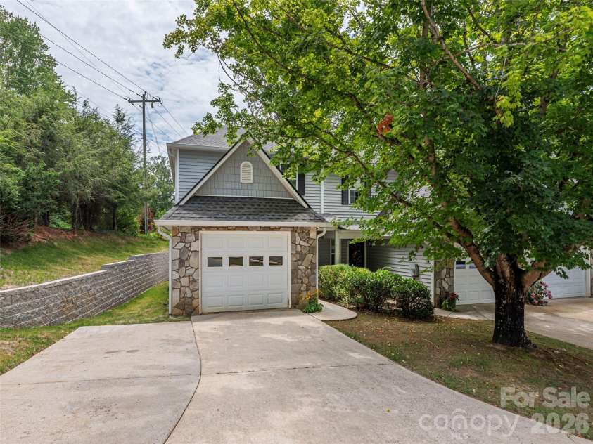 1 Willoughby Run Drive, Asheville, NC 28803.  MLS# CAR4400117, YatesRealty ID 35583. End Unit, Shaded Front Yard