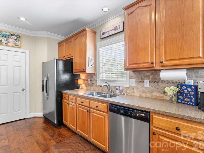 1900 Austin Place Lane, Winston Salem, NC 27127.  MLS# CAR4390396, YatesRealty ID 35585. 