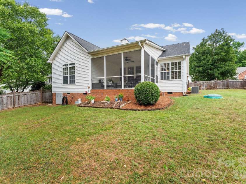 1900 Austin Place Lane, Winston Salem, NC 27127.  MLS# CAR4390396, YatesRealty ID 35585. 