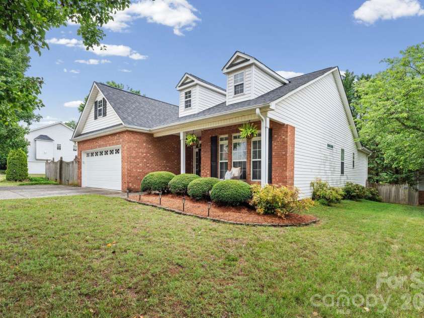 1900 Austin Place Lane, Winston Salem, NC 27127.  MLS# CAR4390396, YatesRealty ID 35585. 