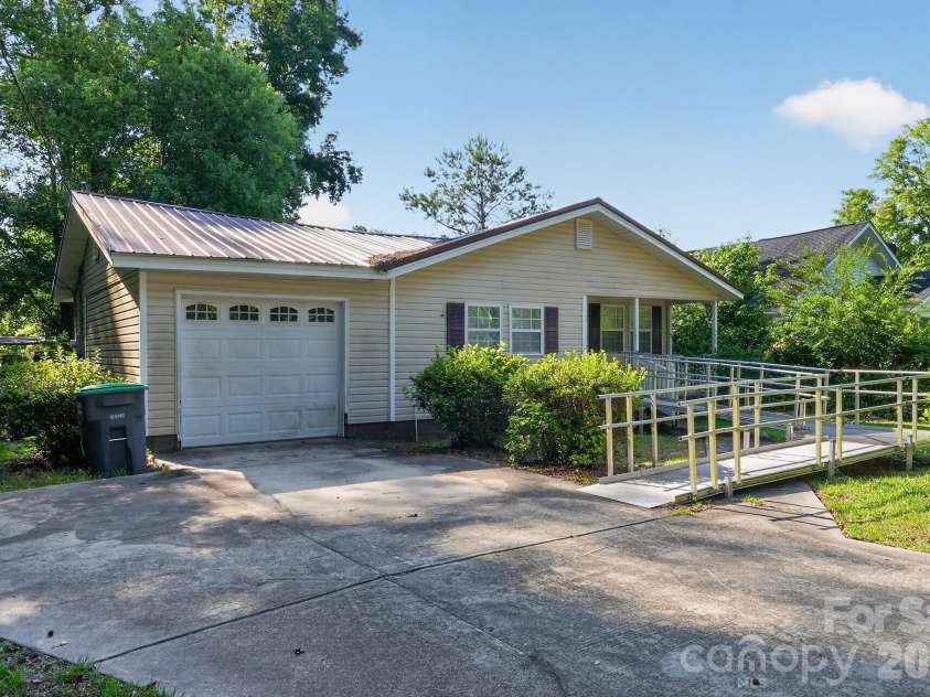 4494 Market Street, Loris, SC 29569.  MLS# CAR4401749, YatesRealty ID 35594. 