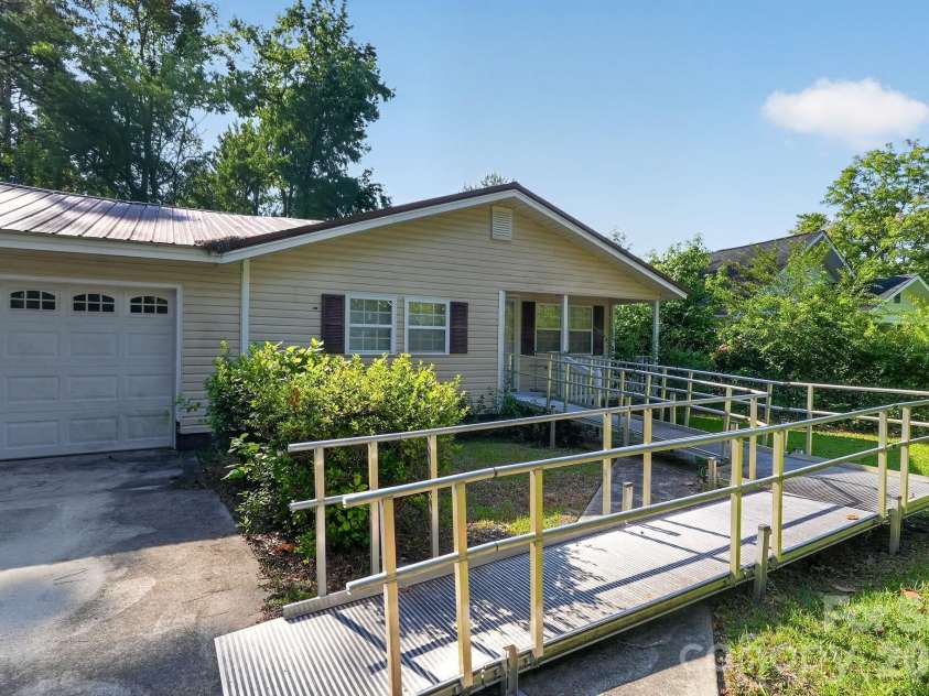 4494 Market Street, Loris, SC 29569.  MLS# CAR4401749, YatesRealty ID 35594. 