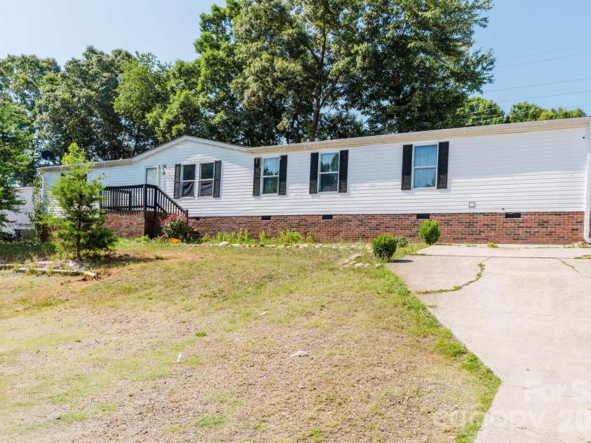 308 Forest Hollow Drive, Statesville, NC 28677.  MLS# CAR4401408, YatesRealty ID 35595. 