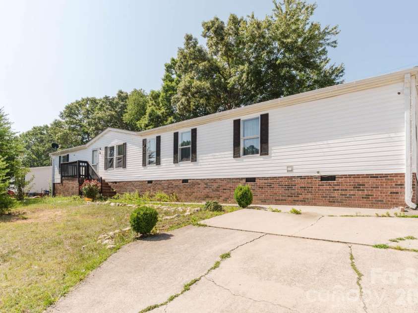 308 Forest Hollow Drive, Statesville, NC 28677.  MLS# CAR4401408, YatesRealty ID 35595. 