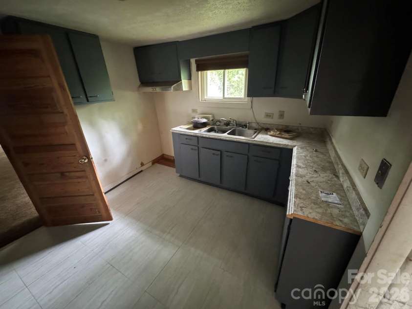 831/833 N Oak Street, Hendersonville, NC 28739.  MLS# CAR4387368, YatesRealty ID 35596. 