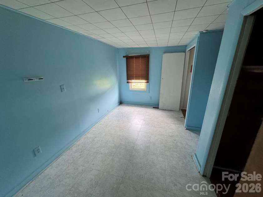 831/833 N Oak Street, Hendersonville, NC 28739.  MLS# CAR4387368, YatesRealty ID 35596. 