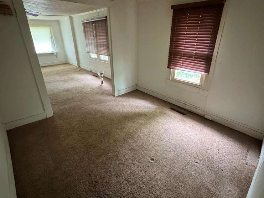 831/833 N Oak Street, Hendersonville, NC 28739.  MLS# CAR4387368, YatesRealty ID 35596. 