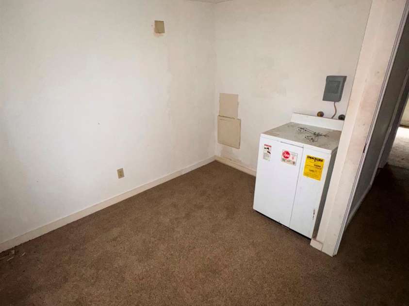 831/833 N Oak Street, Hendersonville, NC 28739.  MLS# CAR4387368, YatesRealty ID 35596. 