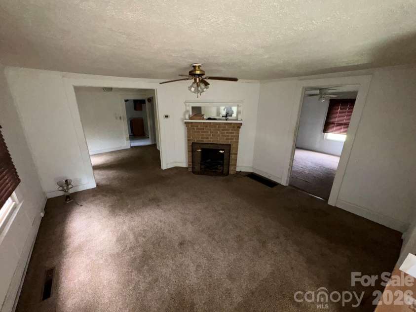 831/833 N Oak Street, Hendersonville, NC 28739.  MLS# CAR4387368, YatesRealty ID 35596. 