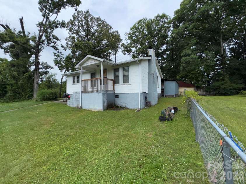 831/833 N Oak Street, Hendersonville, NC 28739.  MLS# CAR4387368, YatesRealty ID 35596. 