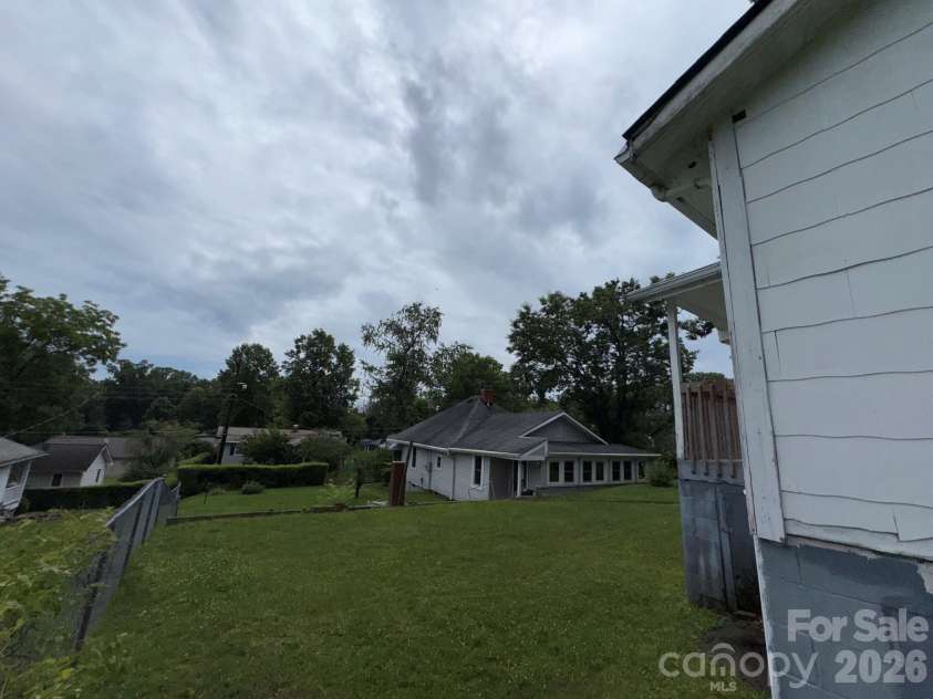 831/833 N Oak Street, Hendersonville, NC 28739.  MLS# CAR4387368, YatesRealty ID 35596. 
