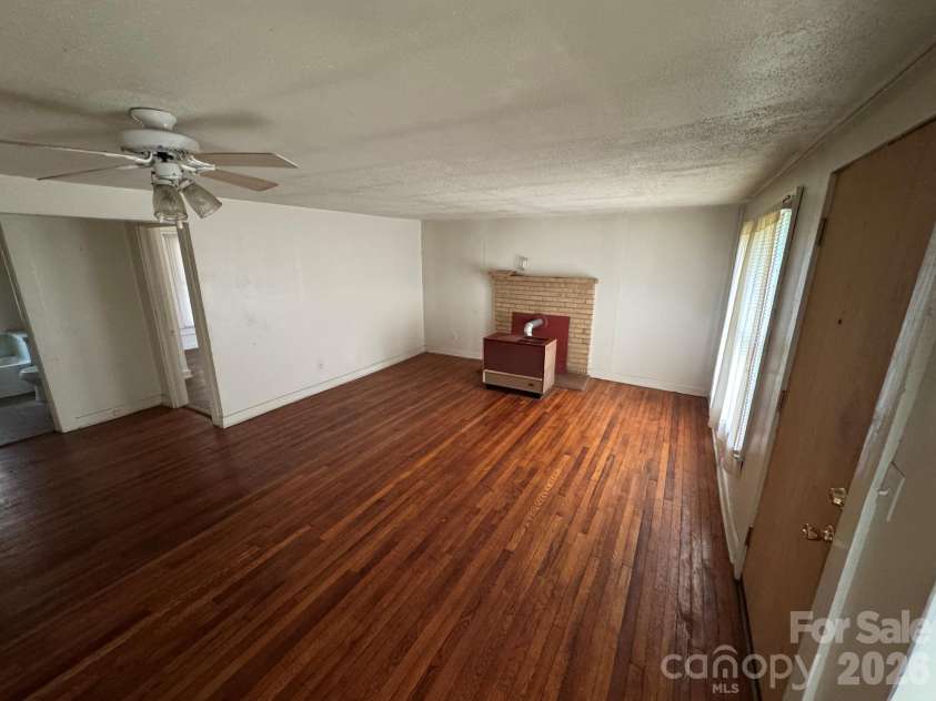831/833 N Oak Street, Hendersonville, NC 28739.  MLS# CAR4387368, YatesRealty ID 35596. 