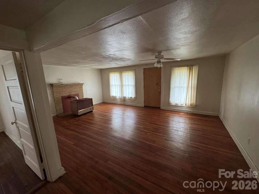 831/833 N Oak Street, Hendersonville, NC 28739.  MLS# CAR4387368, YatesRealty ID 35596. 