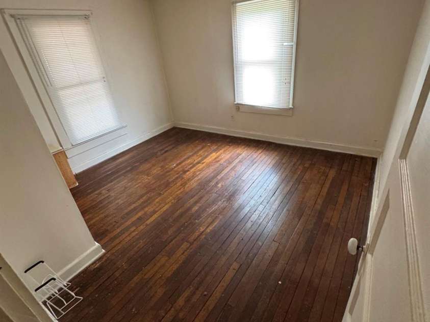 831/833 N Oak Street, Hendersonville, NC 28739.  MLS# CAR4387368, YatesRealty ID 35596. 