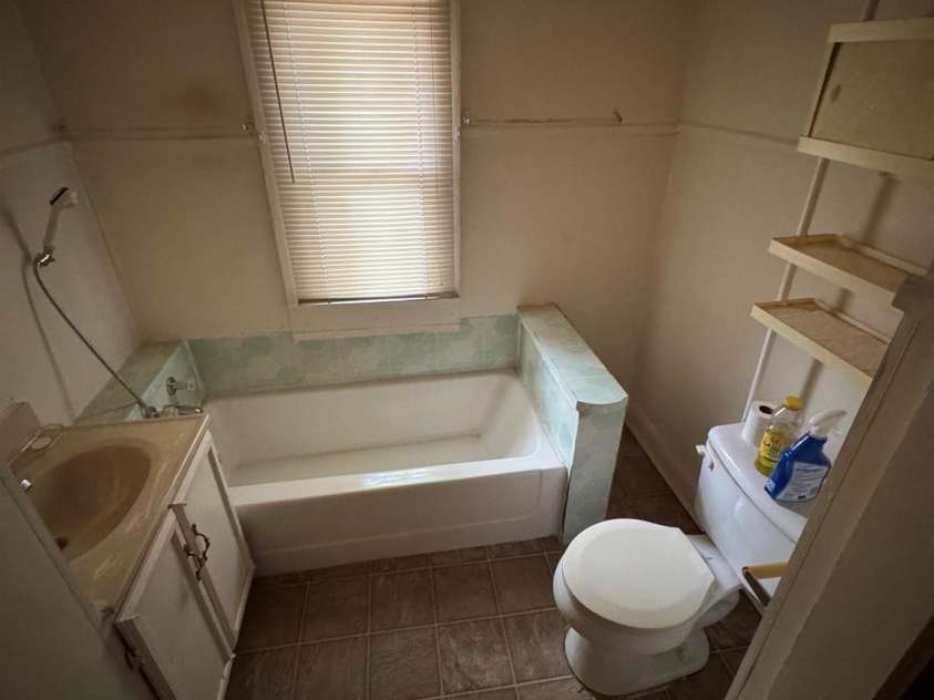 831/833 N Oak Street, Hendersonville, NC 28739.  MLS# CAR4387368, YatesRealty ID 35596. 