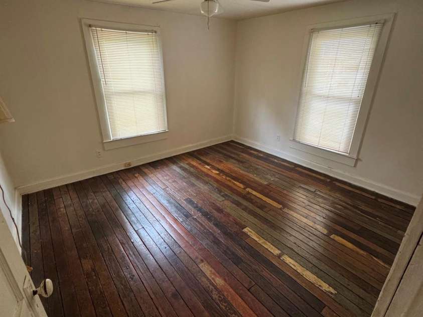 831/833 N Oak Street, Hendersonville, NC 28739.  MLS# CAR4387368, YatesRealty ID 35596. 