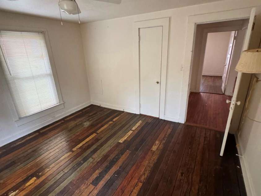 831/833 N Oak Street, Hendersonville, NC 28739.  MLS# CAR4387368, YatesRealty ID 35596. 