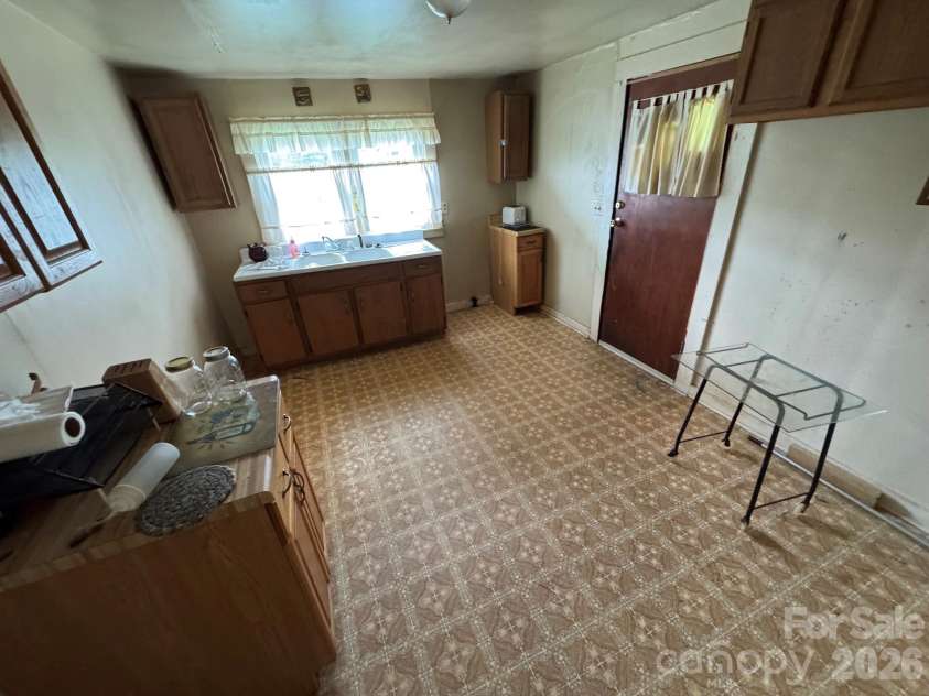 831/833 N Oak Street, Hendersonville, NC 28739.  MLS# CAR4387368, YatesRealty ID 35596. 
