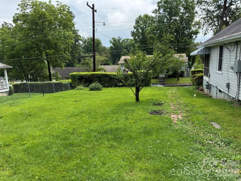 831/833 N Oak Street, Hendersonville, NC 28739.  MLS# CAR4387368, YatesRealty ID 35596. 831 Side yard