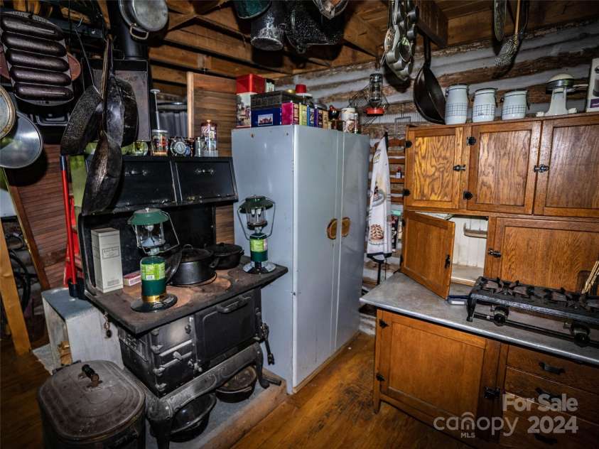 1001 Mountain Glen Road, Canton, NC 28716.  MLS# CAR4172455, YatesRealty ID 356. 