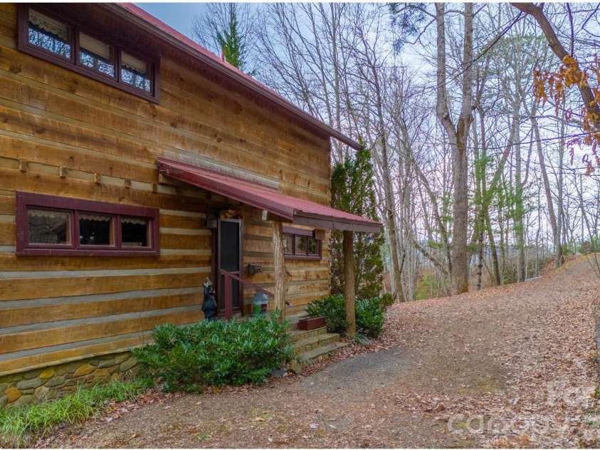 581 Mountain Laurel Drive, Franklin, NC 28734.  MLS# CAR4340981, YatesRealty ID 3560. 