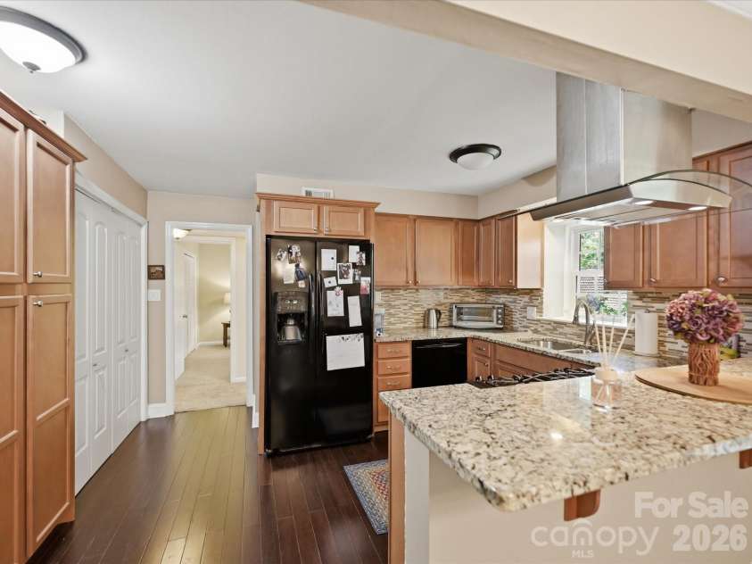 2233 Rexford Road, Charlotte, NC 28211.  MLS# CAR4396262, YatesRealty ID 35603. 