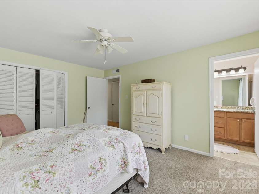 2233 Rexford Road, Charlotte, NC 28211.  MLS# CAR4396262, YatesRealty ID 35603. 