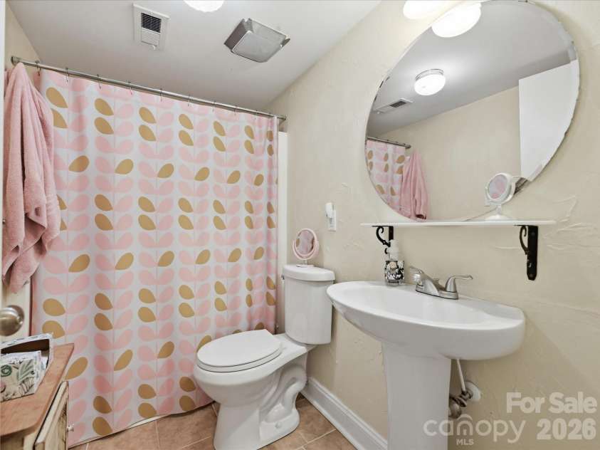 2233 Rexford Road, Charlotte, NC 28211.  MLS# CAR4396262, YatesRealty ID 35603. 