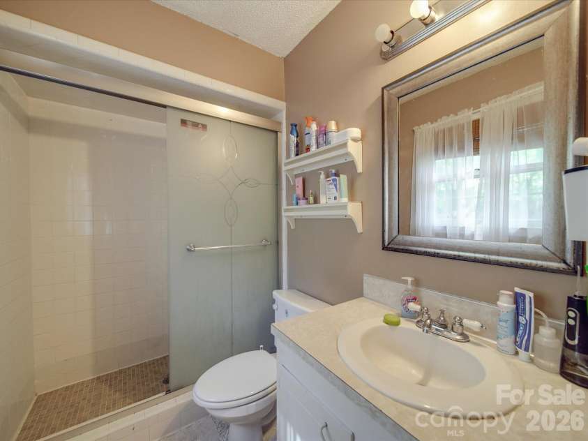 6820 Elm Forest Drive, Charlotte, NC 28212.  MLS# CAR4350632, YatesRealty ID 3561. 1st Primary Bath