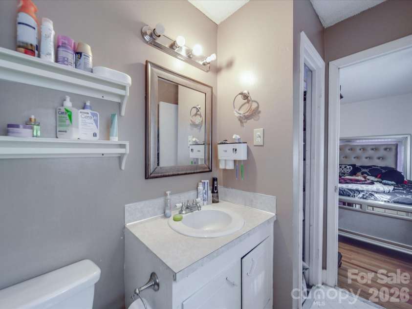 6820 Elm Forest Drive, Charlotte, NC 28212.  MLS# CAR4350632, YatesRealty ID 3561. 3rd Bath Room 