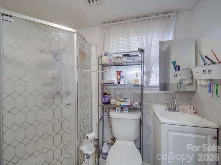 6820 Elm Forest Drive, Charlotte, NC 28212.  MLS# CAR4350632, YatesRealty ID 3561. Bathroom 3th