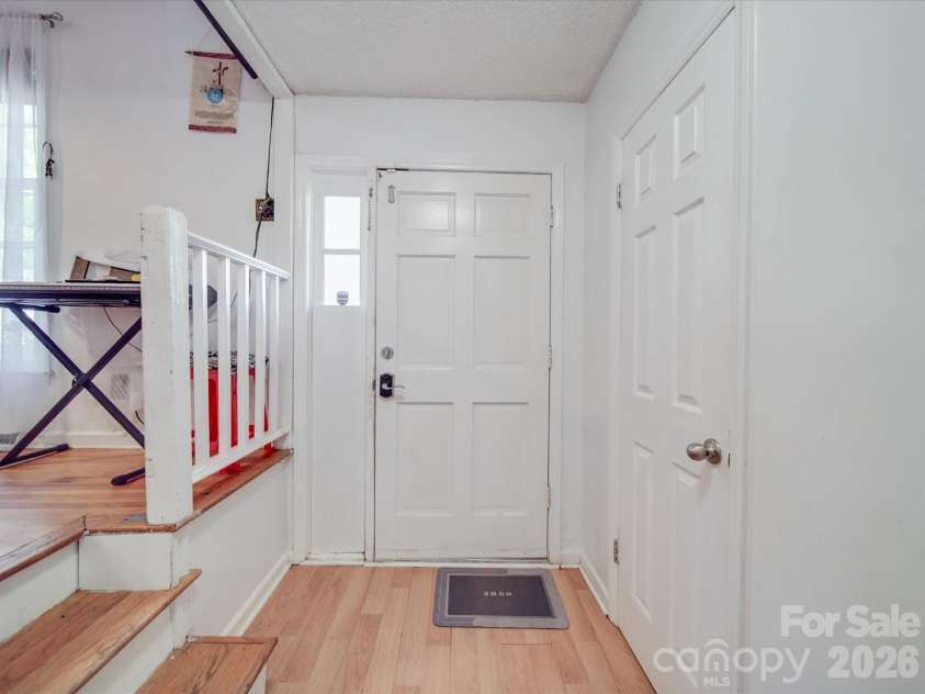 6820 Elm Forest Drive, Charlotte, NC 28212.  MLS# CAR4350632, YatesRealty ID 3561. Entry way