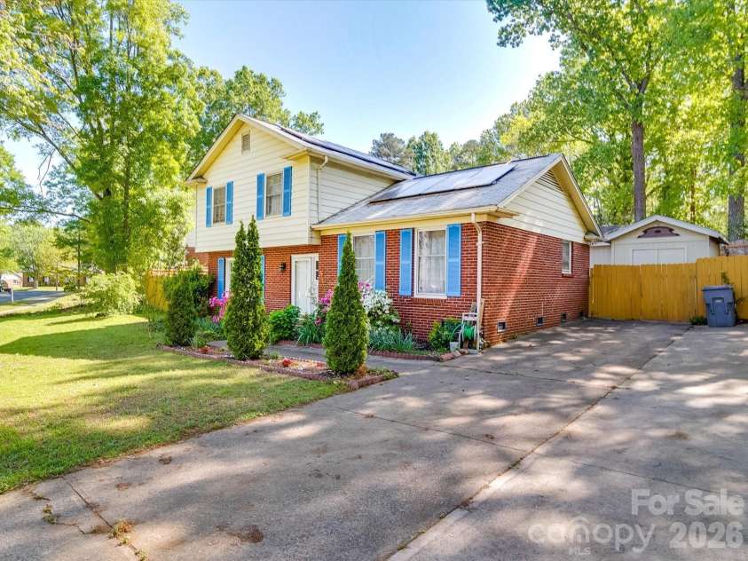 6820 Elm Forest Drive, Charlotte, NC 28212.  MLS# CAR4350632, YatesRealty ID 3561. Extended Drive wah