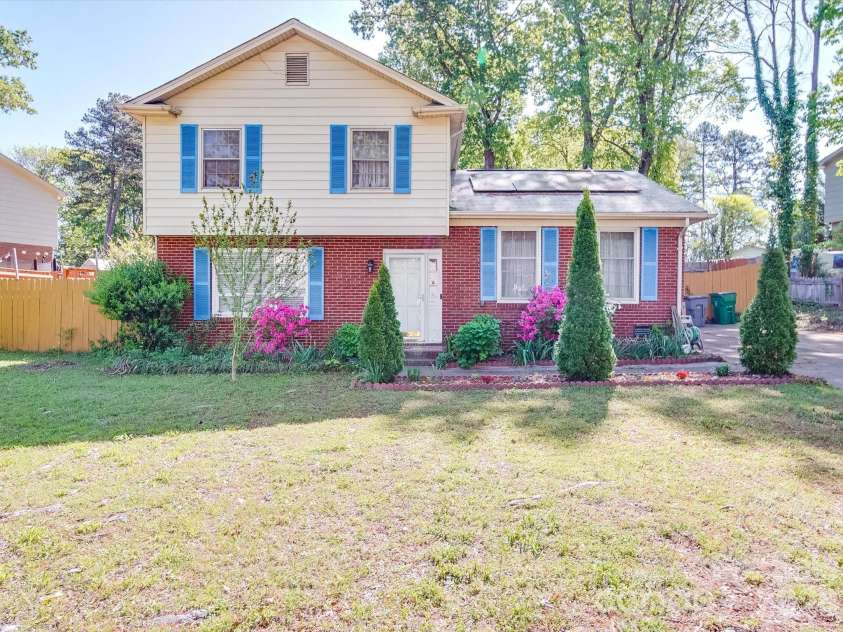 6820 Elm Forest Drive, Charlotte, NC 28212.  MLS# CAR4350632, YatesRealty ID 3561. Front Exterior