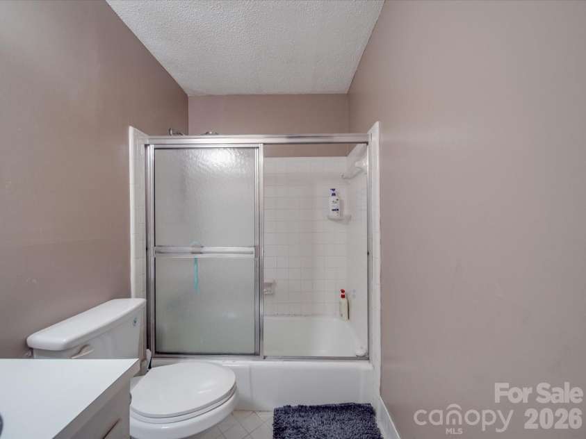6820 Elm Forest Drive, Charlotte, NC 28212.  MLS# CAR4350632, YatesRealty ID 3561. Guest Bathroom 2