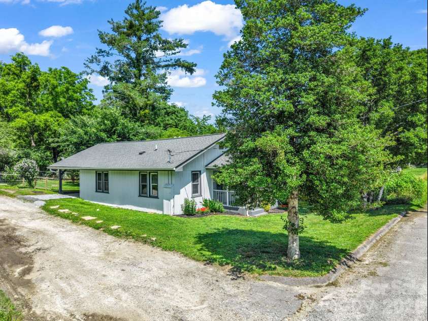 112 Resort Street, Hendersonville, NC 28792.  MLS# CAR4399582, YatesRealty ID 35622. 