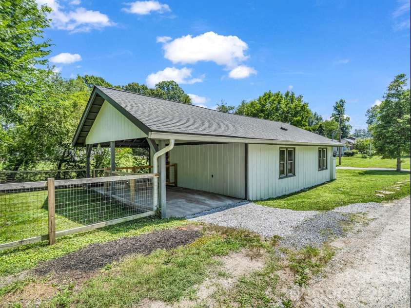 112 Resort Street, Hendersonville, NC 28792.  MLS# CAR4399582, YatesRealty ID 35622. 