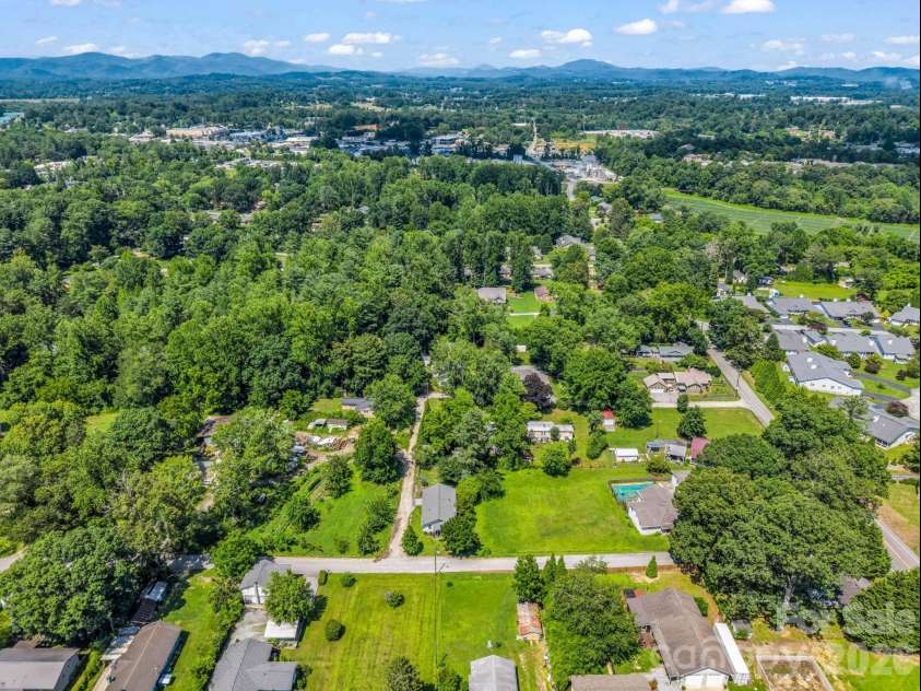 112 Resort Street, Hendersonville, NC 28792.  MLS# CAR4399582, YatesRealty ID 35622. 