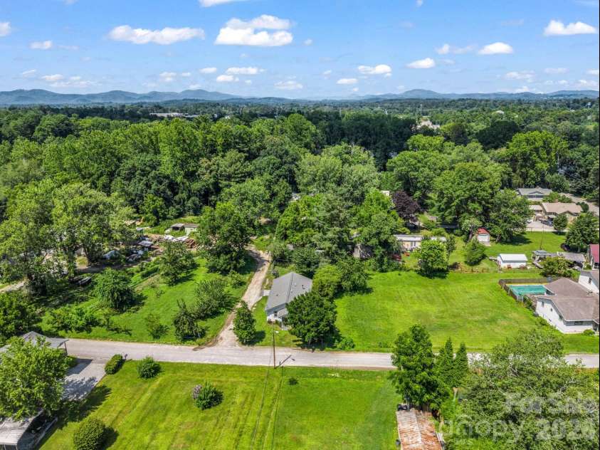 112 Resort Street, Hendersonville, NC 28792.  MLS# CAR4399582, YatesRealty ID 35622. 