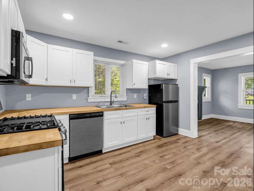 112 Resort Street, Hendersonville, NC 28792.  MLS# CAR4399582, YatesRealty ID 35622. Gas Range