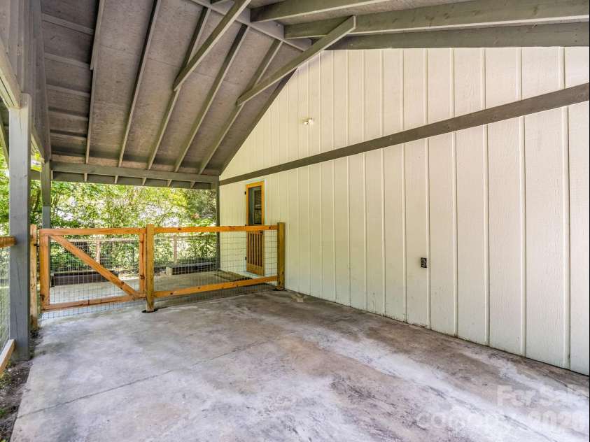 112 Resort Street, Hendersonville, NC 28792.  MLS# CAR4399582, YatesRealty ID 35622. Spacious Carpot