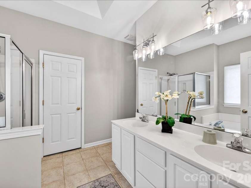 1423 Piper Court, Concord, NC 28025.  MLS# CAR4376412, YatesRealty ID 35626. Primary ensuite with updated lighting
