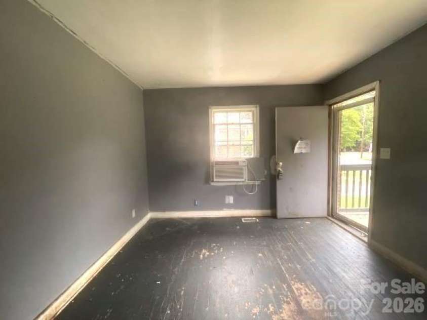 2600 Remington Street, Charlotte, NC 28216.  MLS# CAR4398763, YatesRealty ID 35630. 