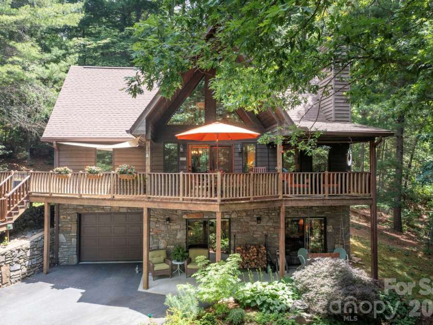 127 Woodburn Drive, Swannanoa, NC 28778.  MLS# CAR4392652, YatesRealty ID 35633. 